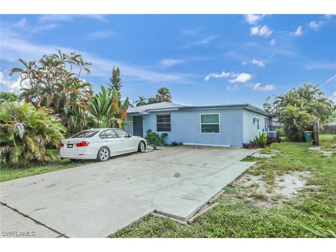 4621 Lombardy Ln Naples FL 34112 223065620 image1