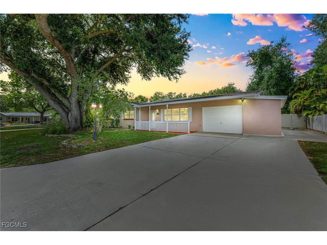 4634 Siesta Circle Fort Myers FL 33901 2025000462 image1