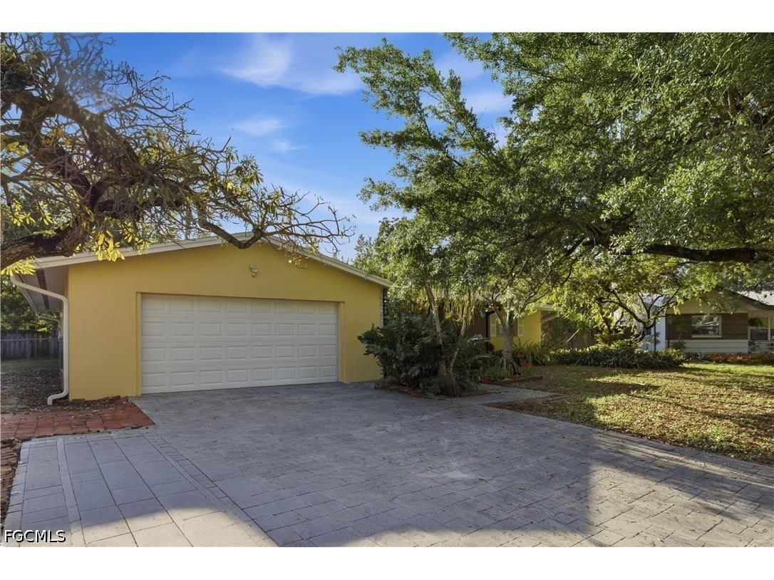 4652 Siesta Circle Fort Myers FL 33901 2026007977 image1