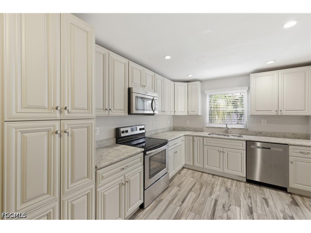 4652 Siesta Circle Fort Myers FL 33901 2026007977 image8