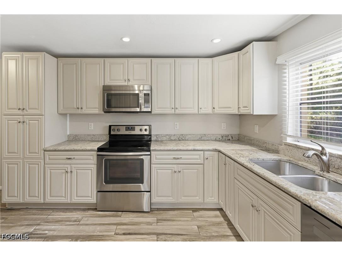 4652 Siesta Circle Fort Myers FL 33901 2026007977 image9