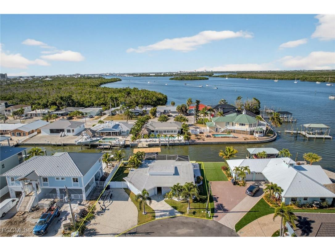 467 Madison Court Fort Myers Beach FL 33931 2025019458 image1