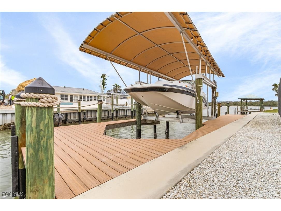 467 Madison Court Fort Myers Beach FL 33931 2025019458 image3