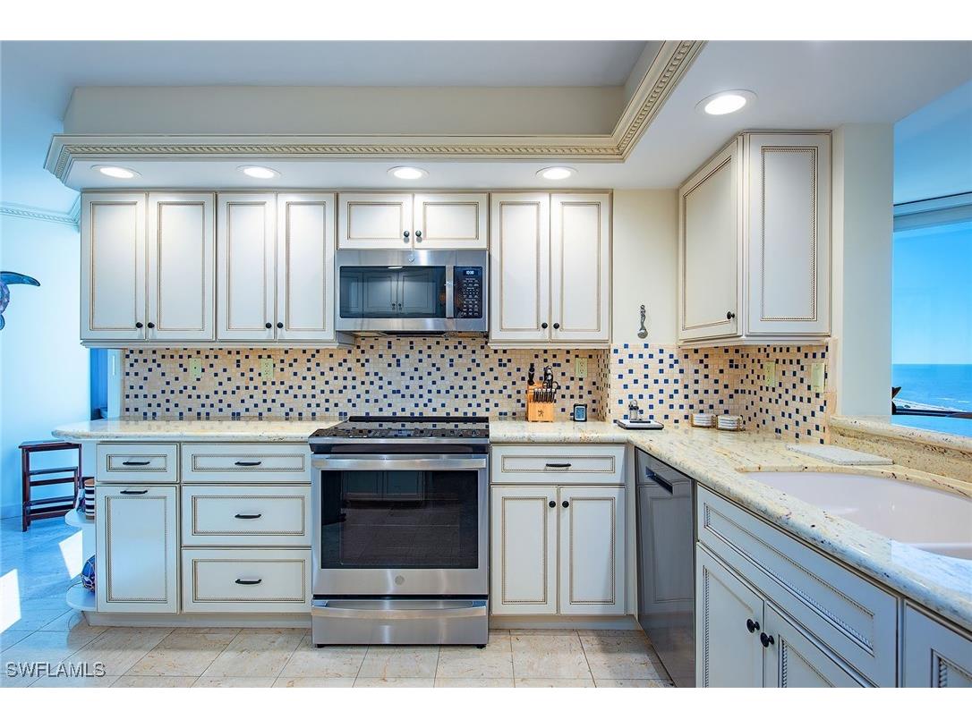 4751 Gulf Shore Boulevard N #PH8 Naples FL 34103 226005493 image5