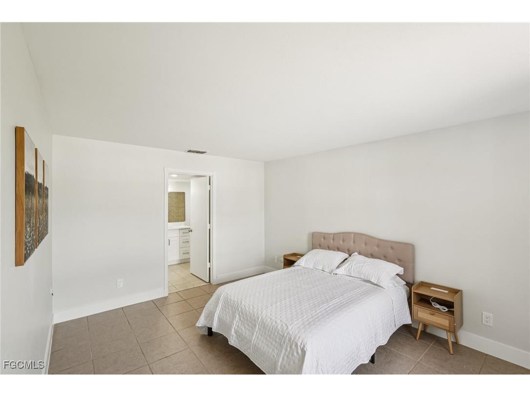 479 NE 2nd Place Cape Coral FL 33909 2025007040 image18