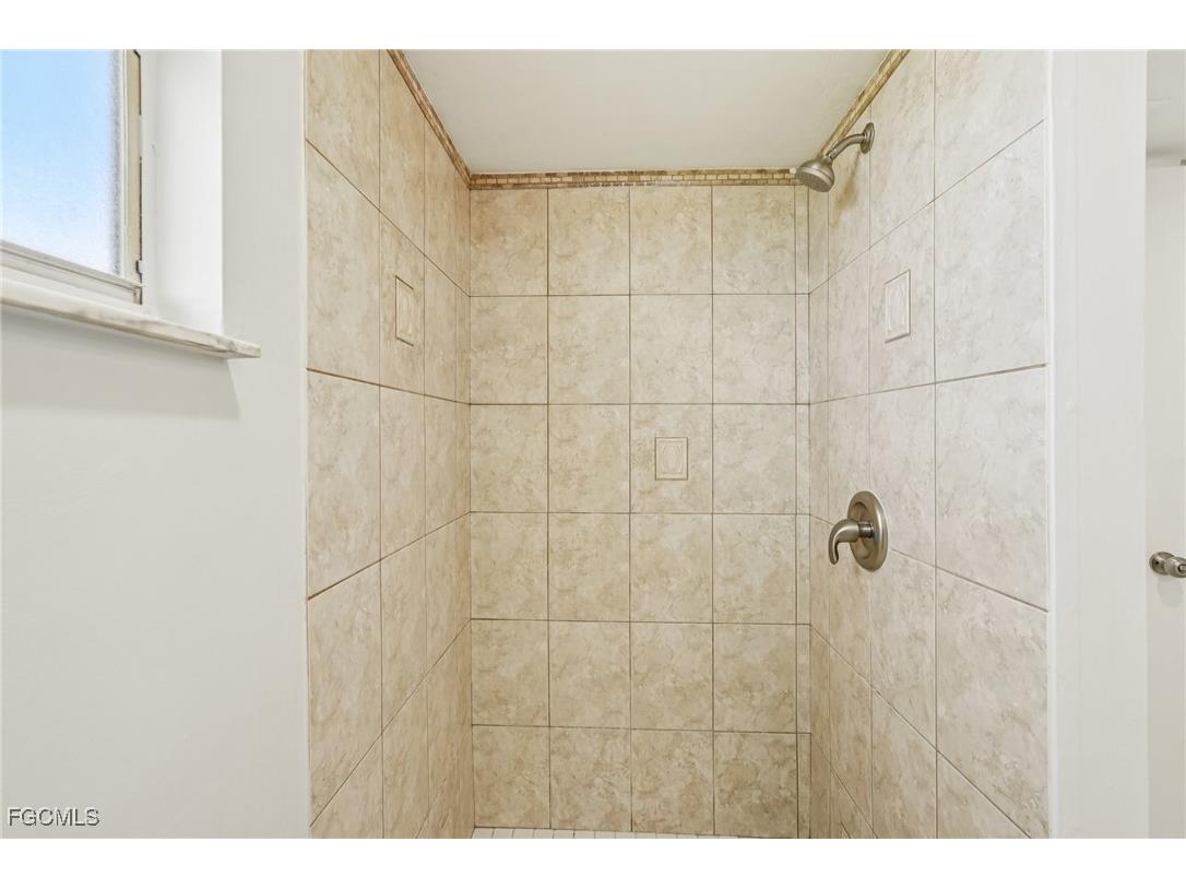 479 NE 2nd Place Cape Coral FL 33909 2025007040 image22