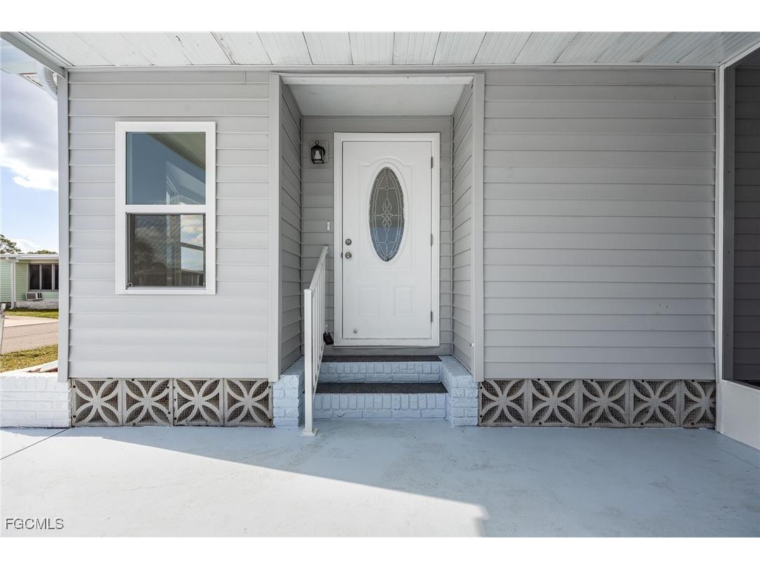 479 Nicklaus Boulevard North Fort Myers FL 33903 2025026143 image4