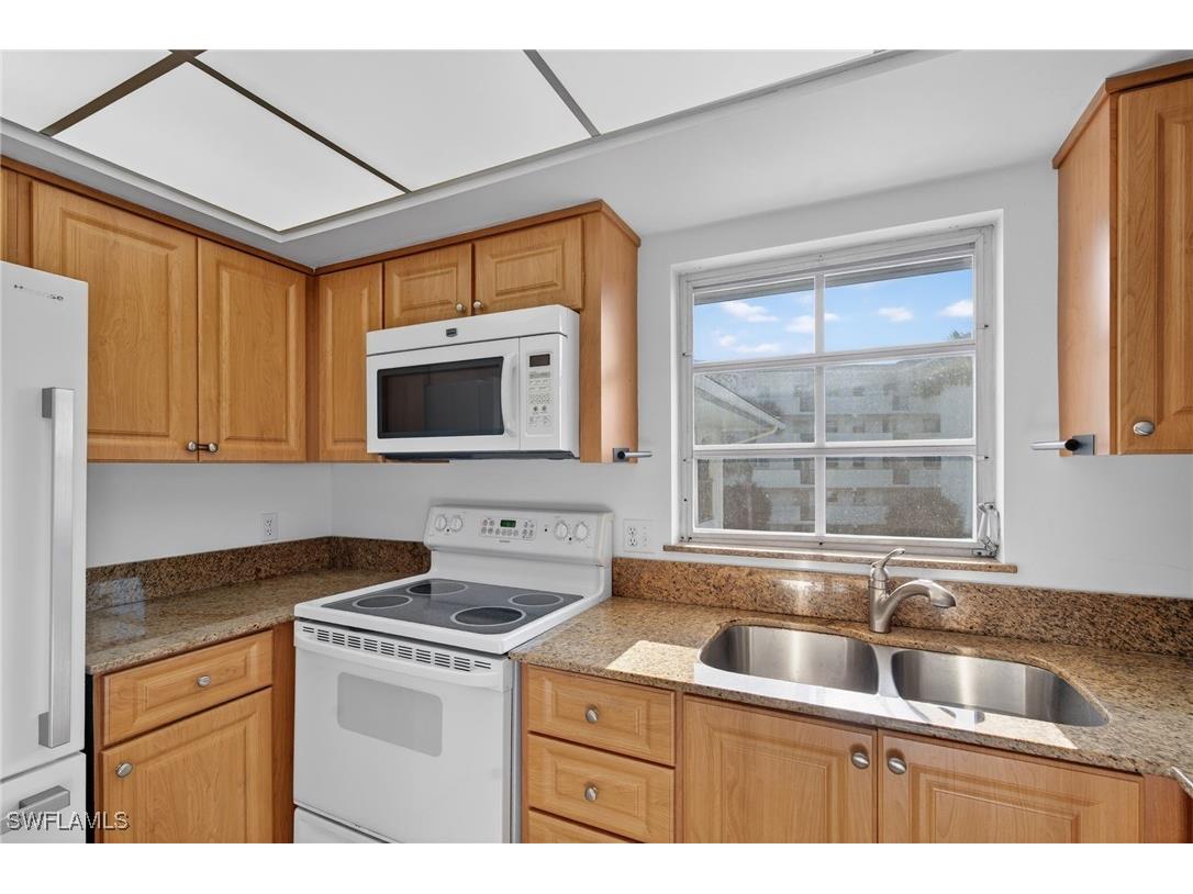 5 High Point Circle W #303 Naples FL 34103 225082256 image12