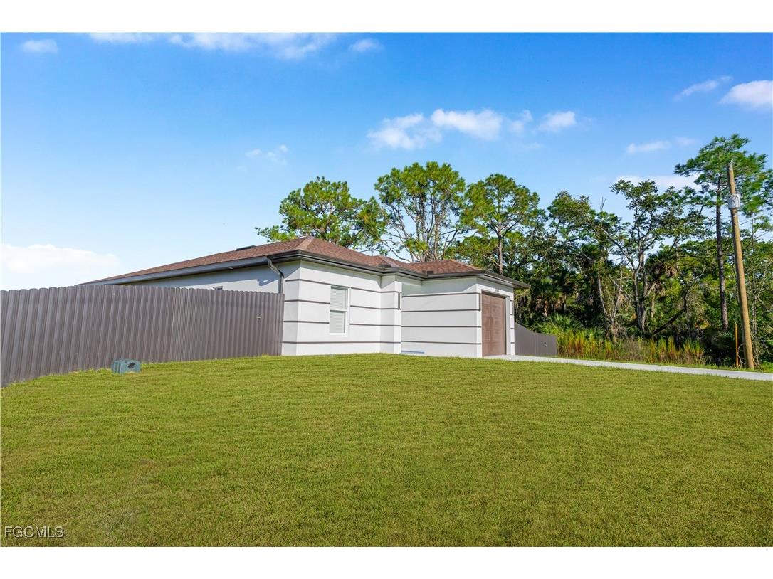 5107 Vera Avenue N Lehigh Acres FL 33971 2025015301 image3