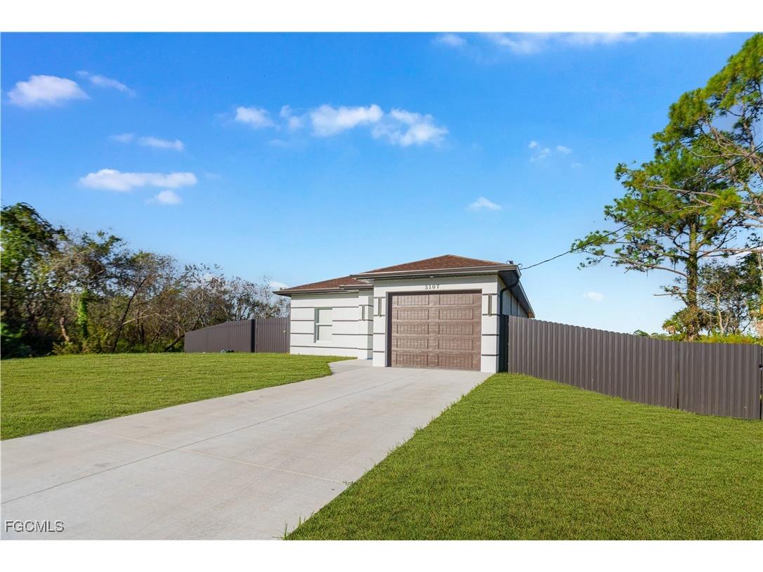 5107 Vera Avenue N Lehigh Acres FL 33971 2025015301 image5