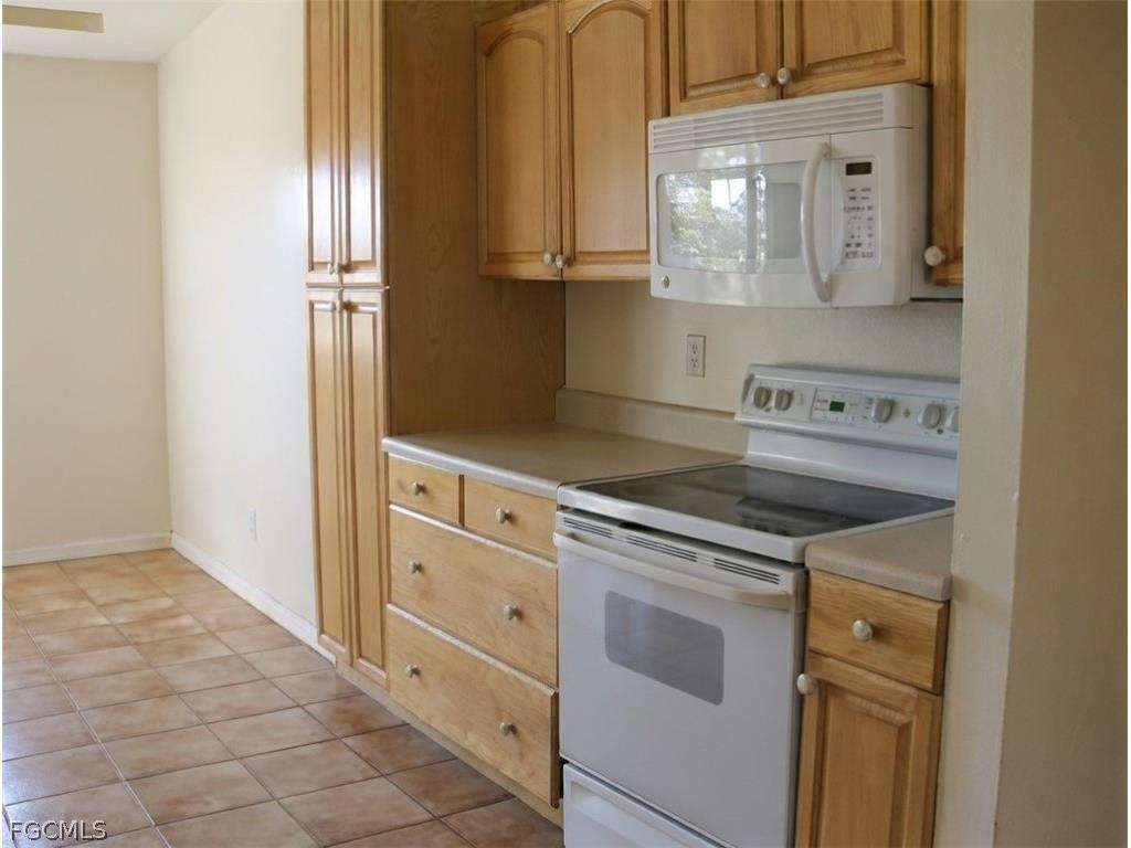 518 Jacaranda Parkway E Cape Coral FL 33909 2026008207 image2