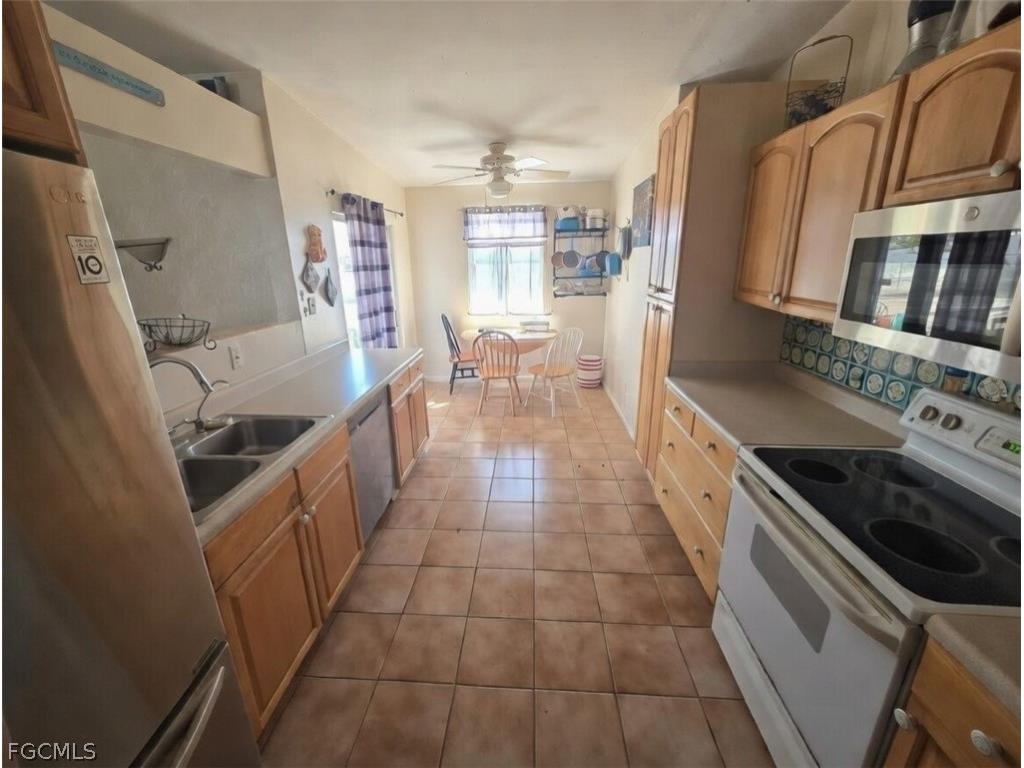 518 Jacaranda Parkway E Cape Coral FL 33909 2026008207 image4
