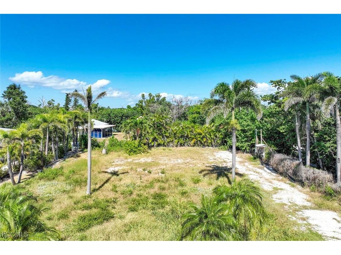 524 Lagoon Drive Sanibel FL 33957 2025019438 image2