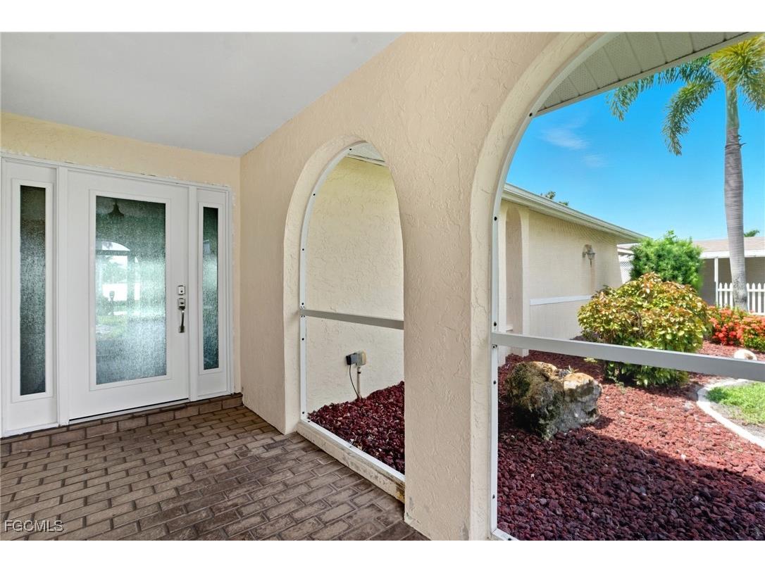5252 Seminole Court Cape Coral FL 33904 2025009877 image3