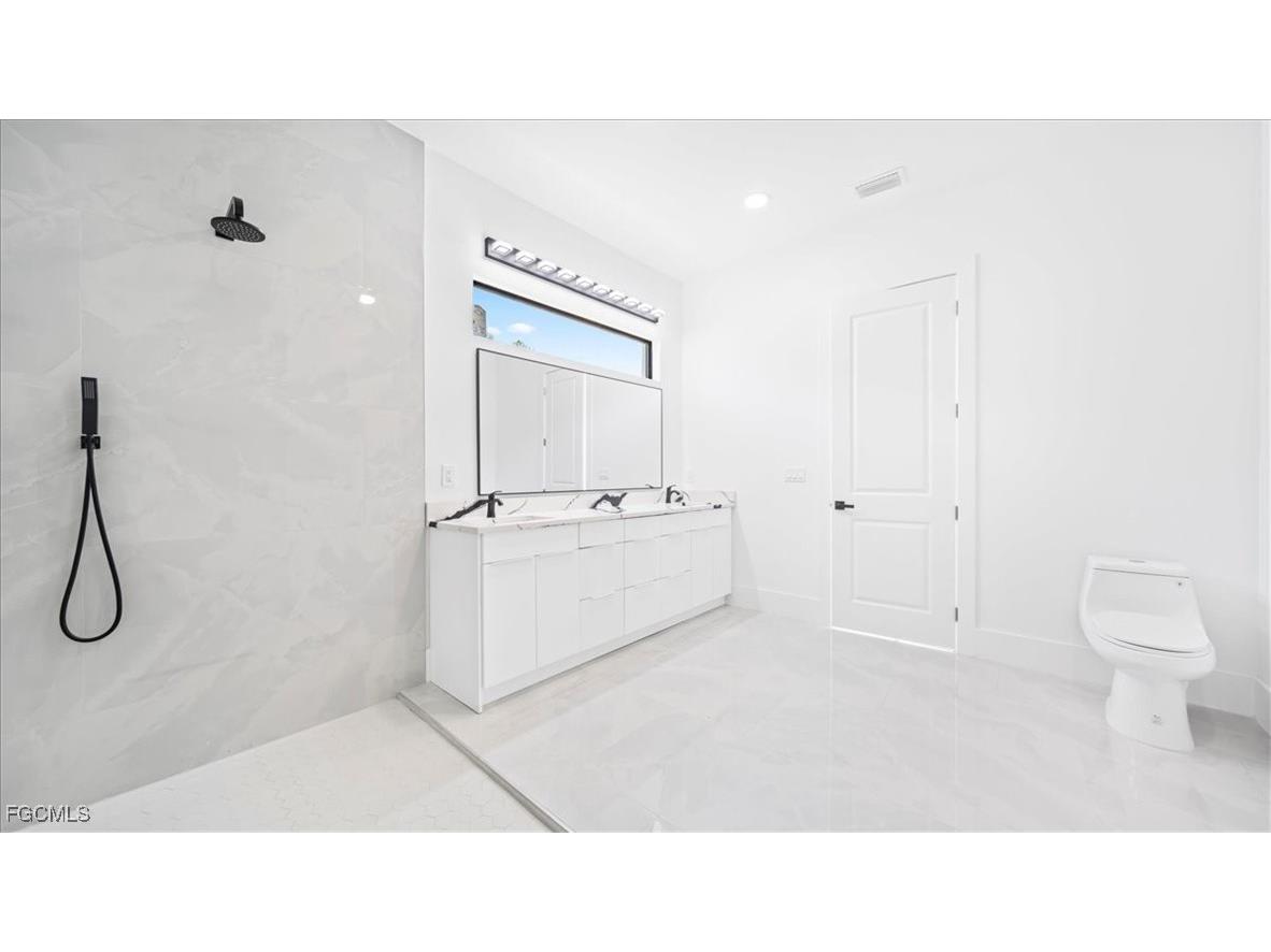 526 SE 4th Street Cape Coral FL 33990 2025020228 image14