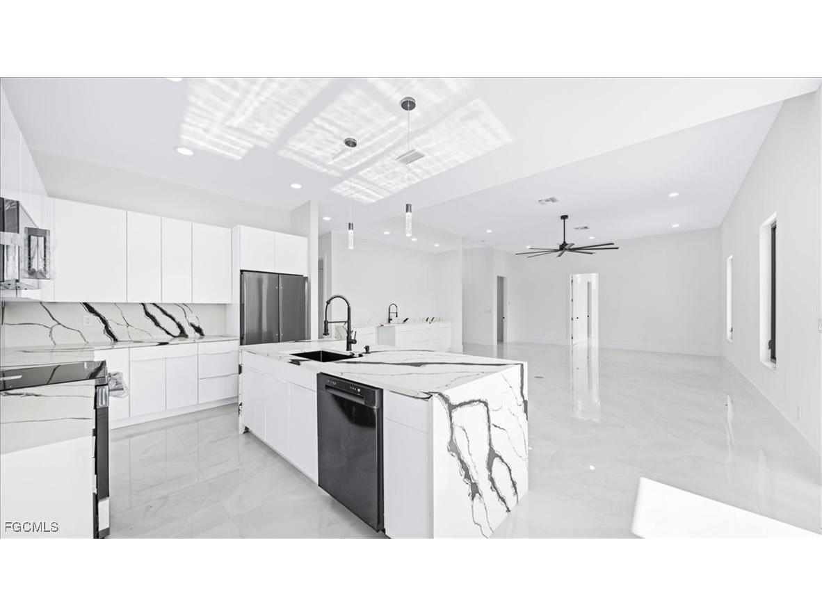 526 SE 4th Street Cape Coral FL 33990 2025020228 image32