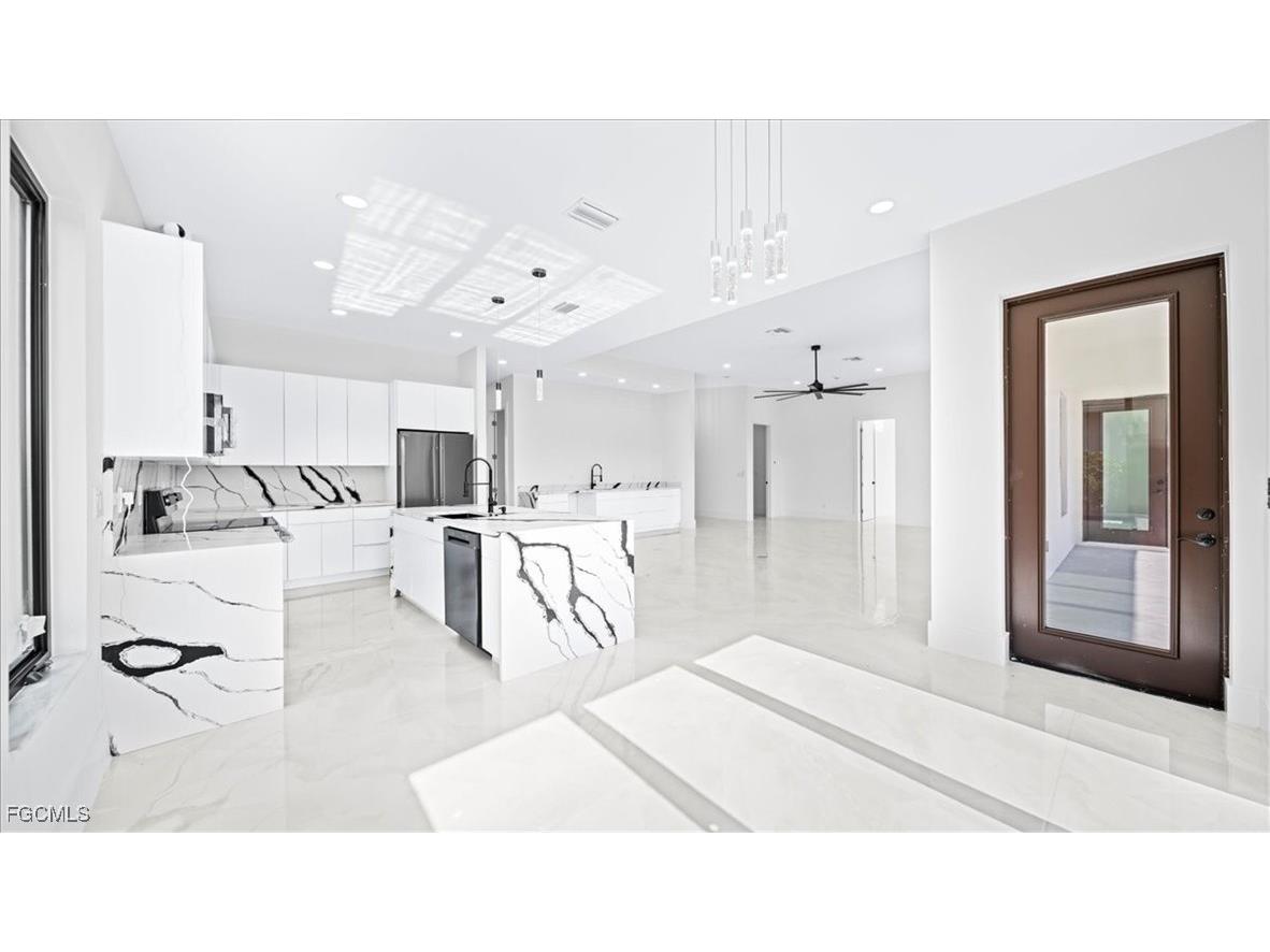 526 SE 4th Street Cape Coral FL 33990 2025020228 image34