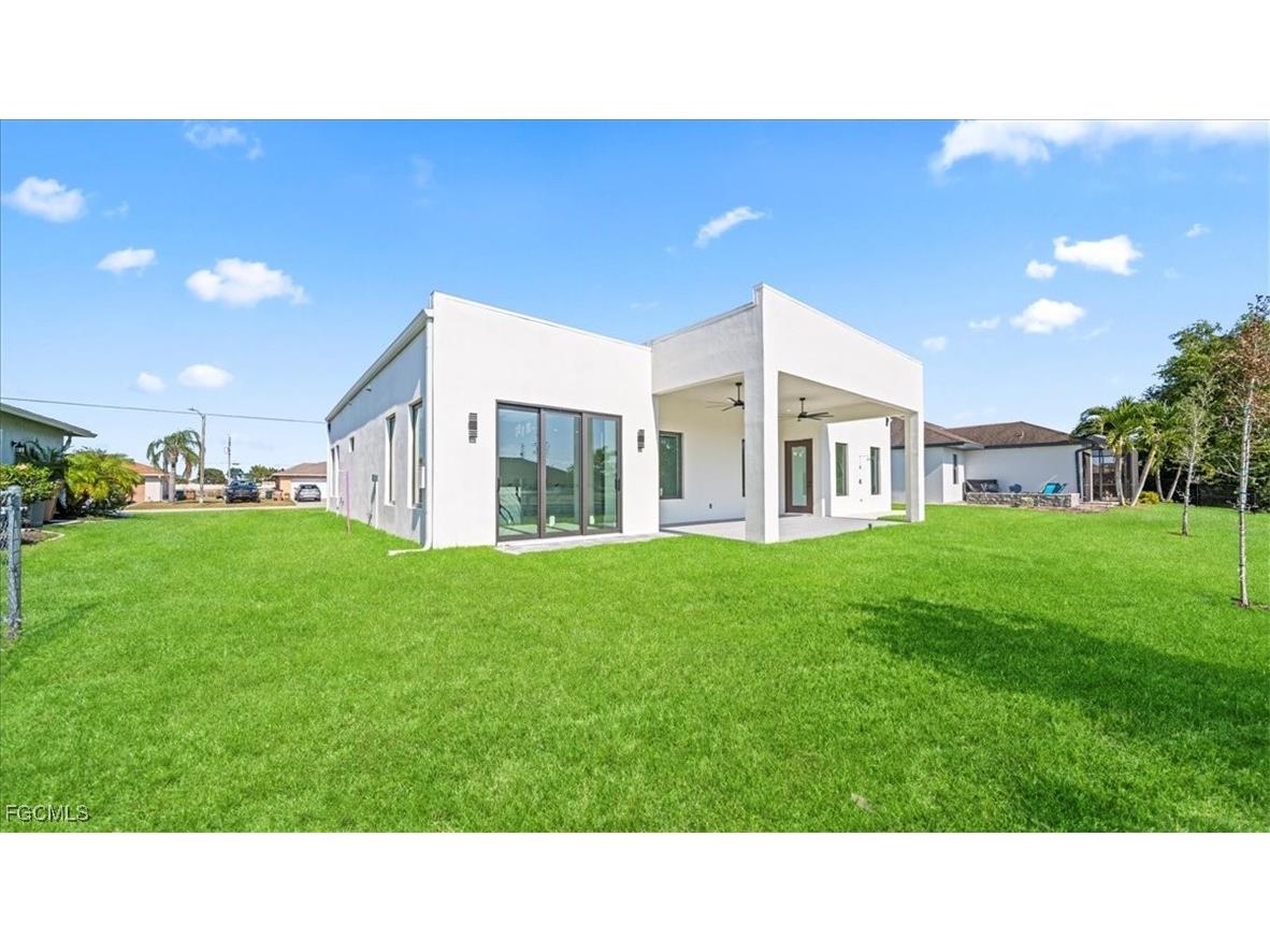 526 SE 4th Street Cape Coral FL 33990 2025020228 image8