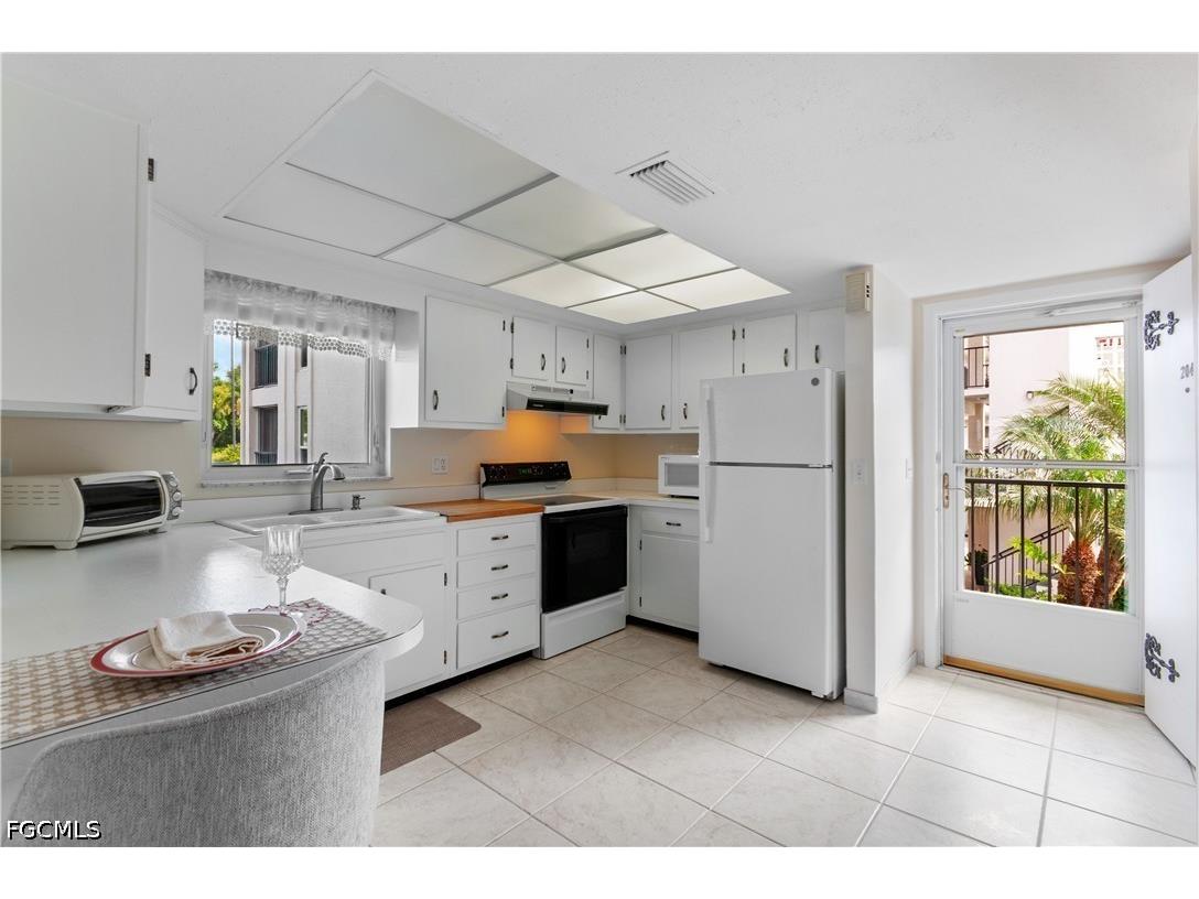 53 High Point Circle W #204 Naples FL 34103 2026015917 image5