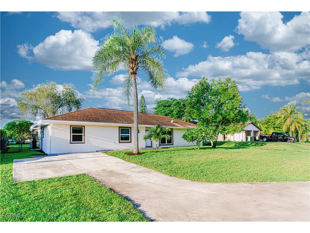 5442 29th Place SW Naples FL 34116 2025006723 image1