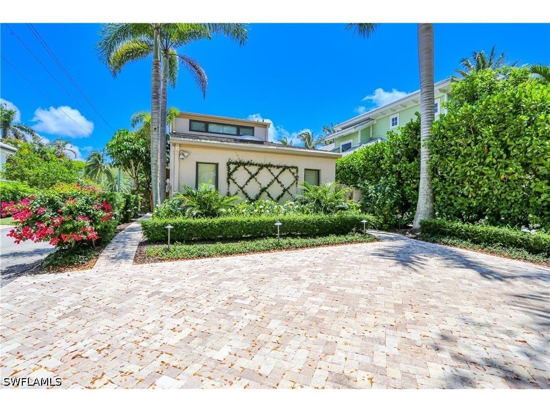 550 3rd Avenue N Naples FL 34102 226019511 image1