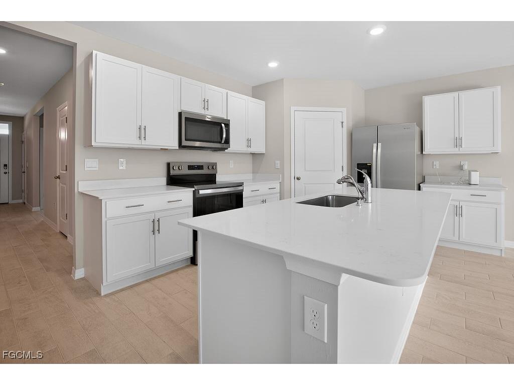 553 Kingsbury Lane Lehigh Acres FL 33974 2025025434 image8