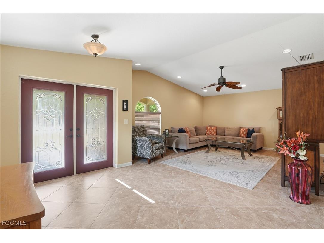 5541 Winkler Road Fort Myers FL 33919 2025022306 image1