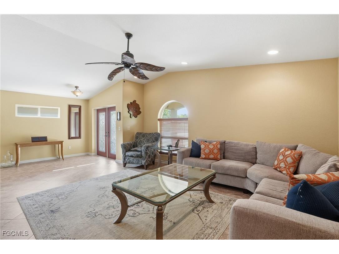 5541 Winkler Road Fort Myers FL 33919 2025022306 image3