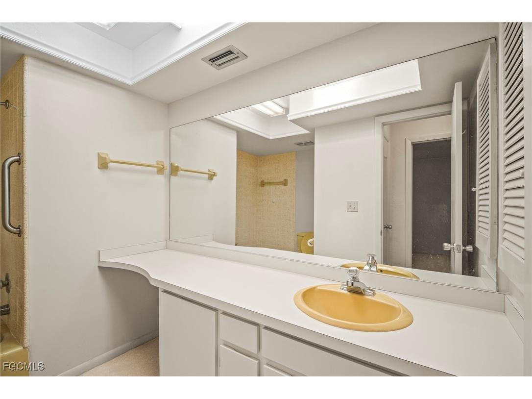5586 Pendlewood Lane Fort Myers FL 33919 2025006177 image16