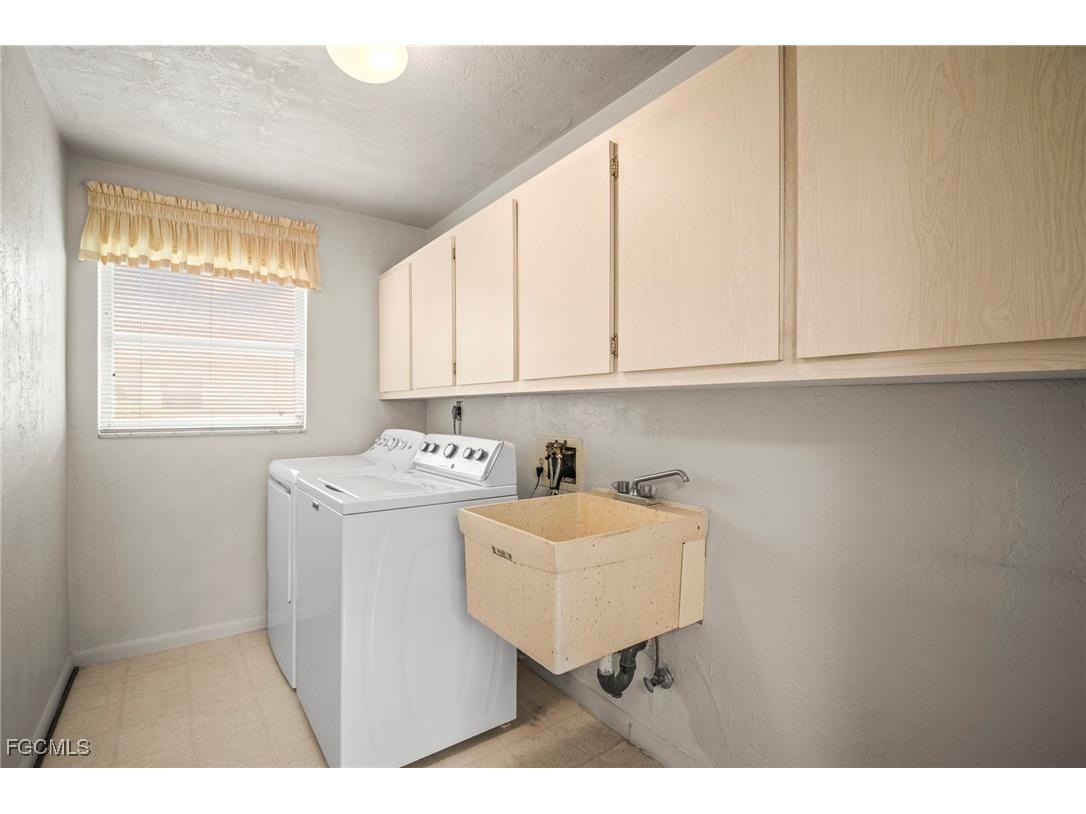 5586 Pendlewood Lane Fort Myers FL 33919 2025006177 image17