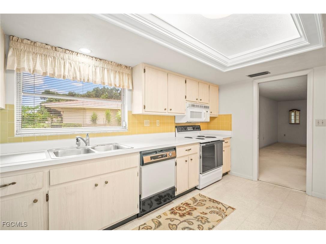 5586 Pendlewood Lane Fort Myers FL 33919 2025006177 image8