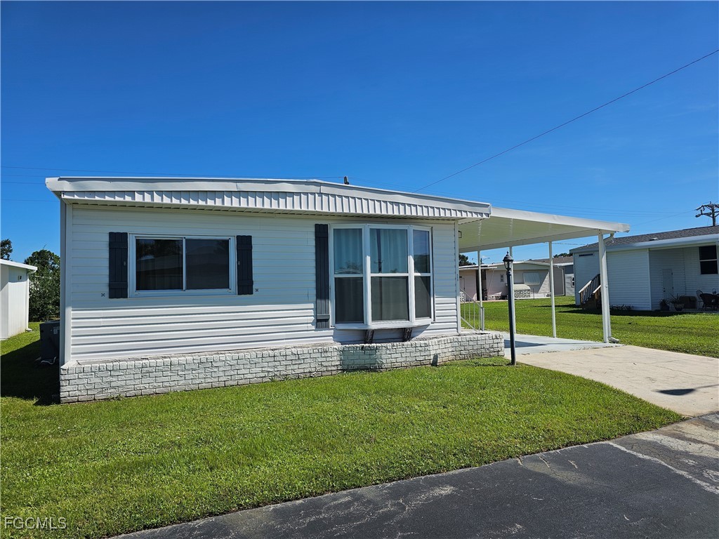 559 Winning Way North Fort Myers FL 33917 2025016613 image1