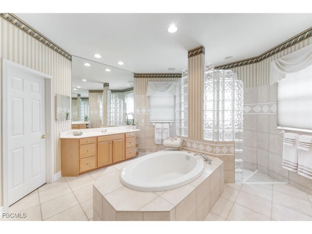 5609 Harbour Circle Cape Coral FL 33914 2025005441 image26