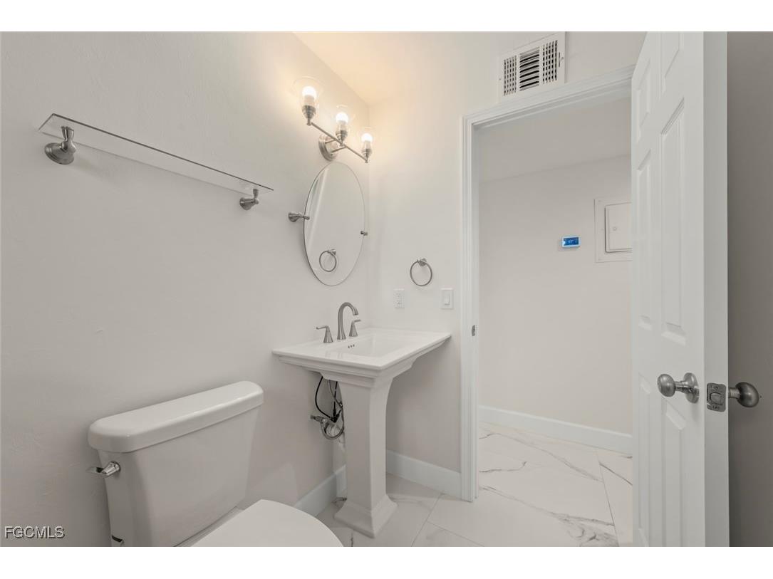 561 Periwinkle Way #E4 Sanibel FL 33957 2025020830 image25