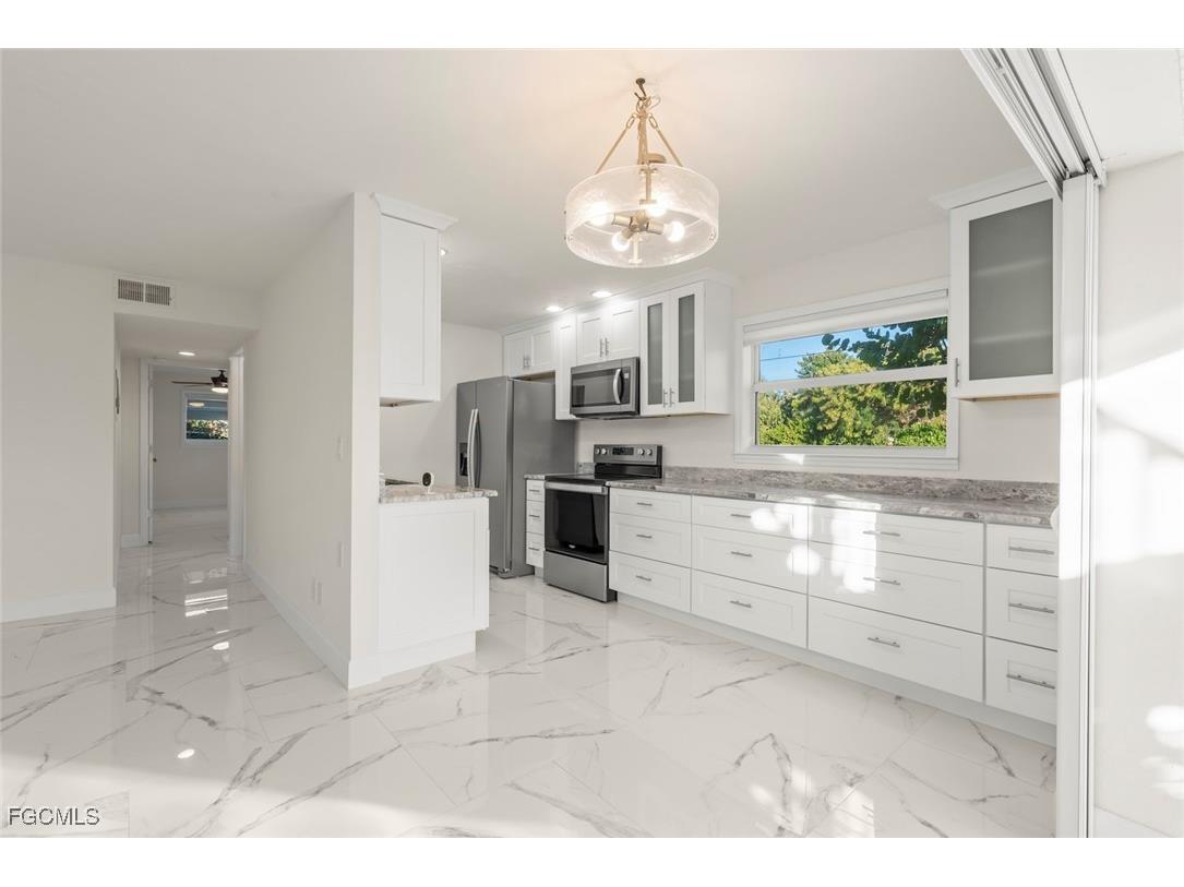 561 Periwinkle Way #E4 Sanibel FL 33957 2025020830 image6