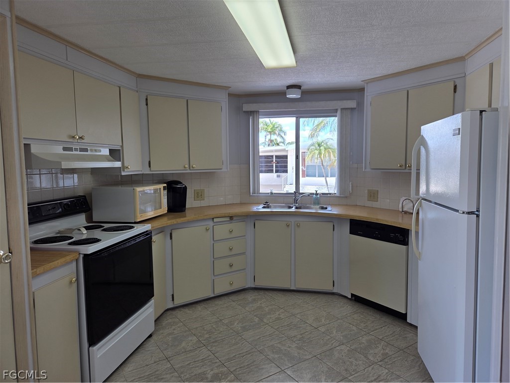561 Winning Way North Fort Myers FL 33917 2026011960 image5