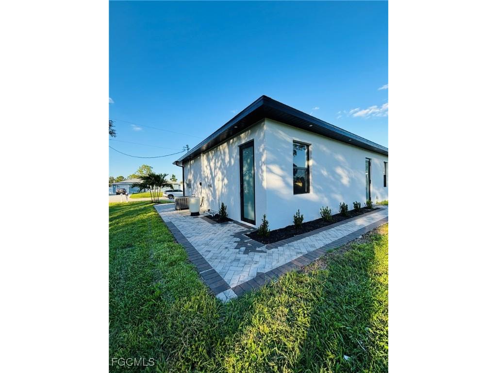 563 Oakshire Lane Lehigh Acres FL 33972 2025015984 image32