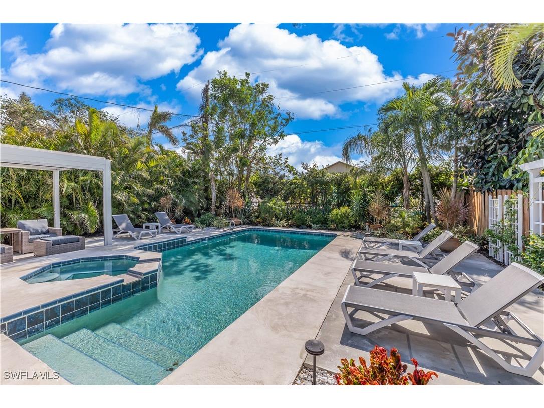 564 109th Avenue N Naples FL 34108 225080483 image1