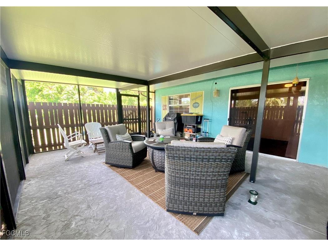 5647 Foxlake Drive North Fort Myers FL 33917 2025004695 image8