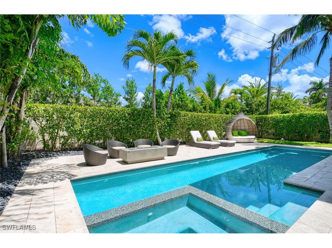 565 Fairway Terrace Naples FL 34103 225066734 image2