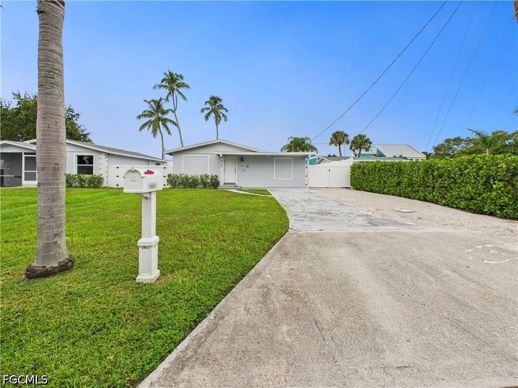 567 13th Street N Naples FL 34102 2026016862 image1