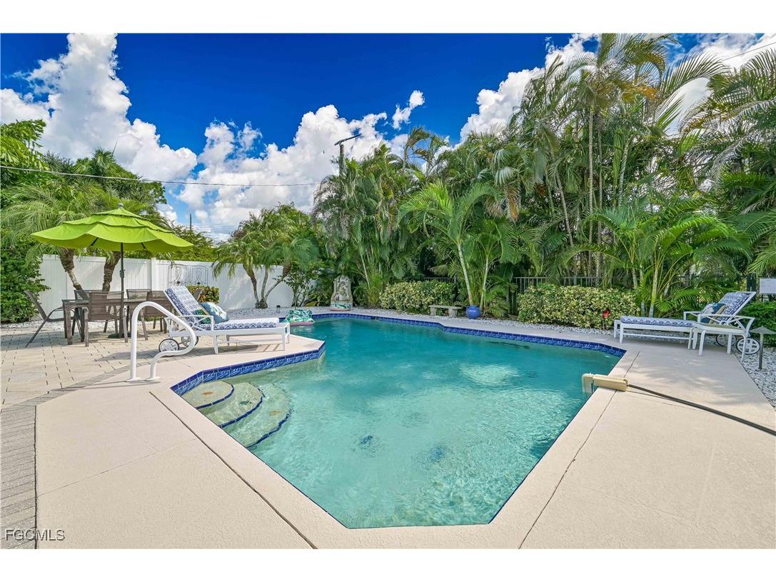 572 105th Avenue N Naples FL 34108 2025017985 image1