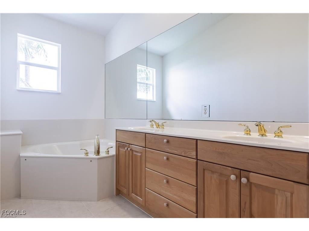 572 11th Avenue S #2 Naples FL 34102 2025016394 image23