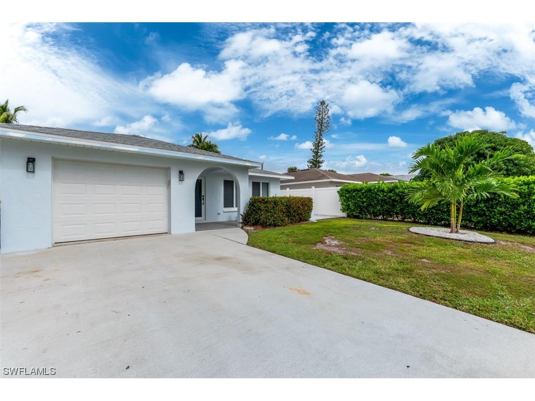 579 103rd Avenue N Naples FL 34108 223086617 image1