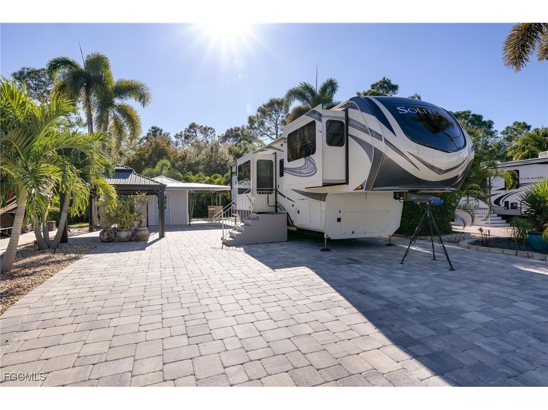 5846 Burrwood Court E Fort Myers FL 33905 2025020635 image1