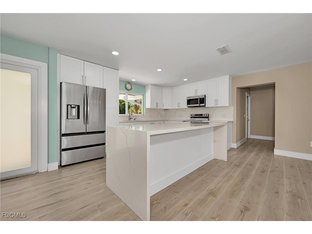 5885 Pine Tree Drive Sanibel FL 33957 2025004922 image18