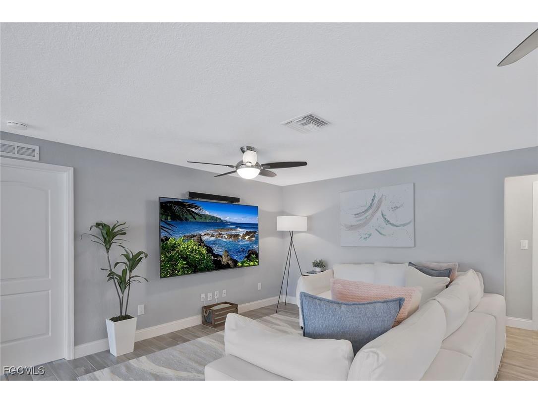 5943 Baker Court Fort Myers FL 33919 2025014686 image9