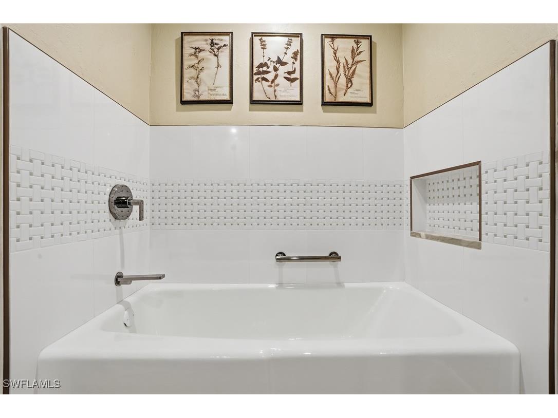 5950 Pelican Bay Boulevard #125 Naples FL 34108 226002534 image18