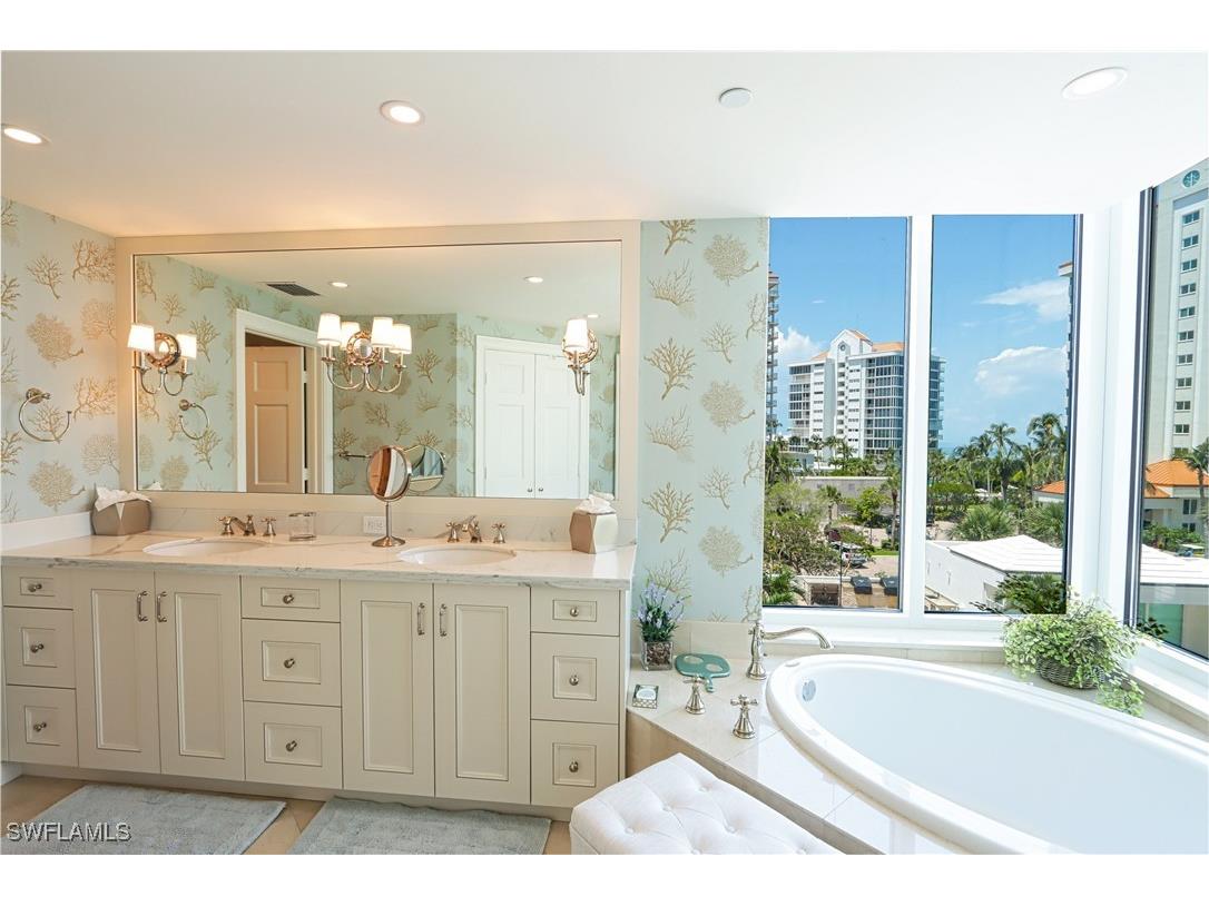 60 Seagate Drive #402 Naples FL 34103 225039284 image14