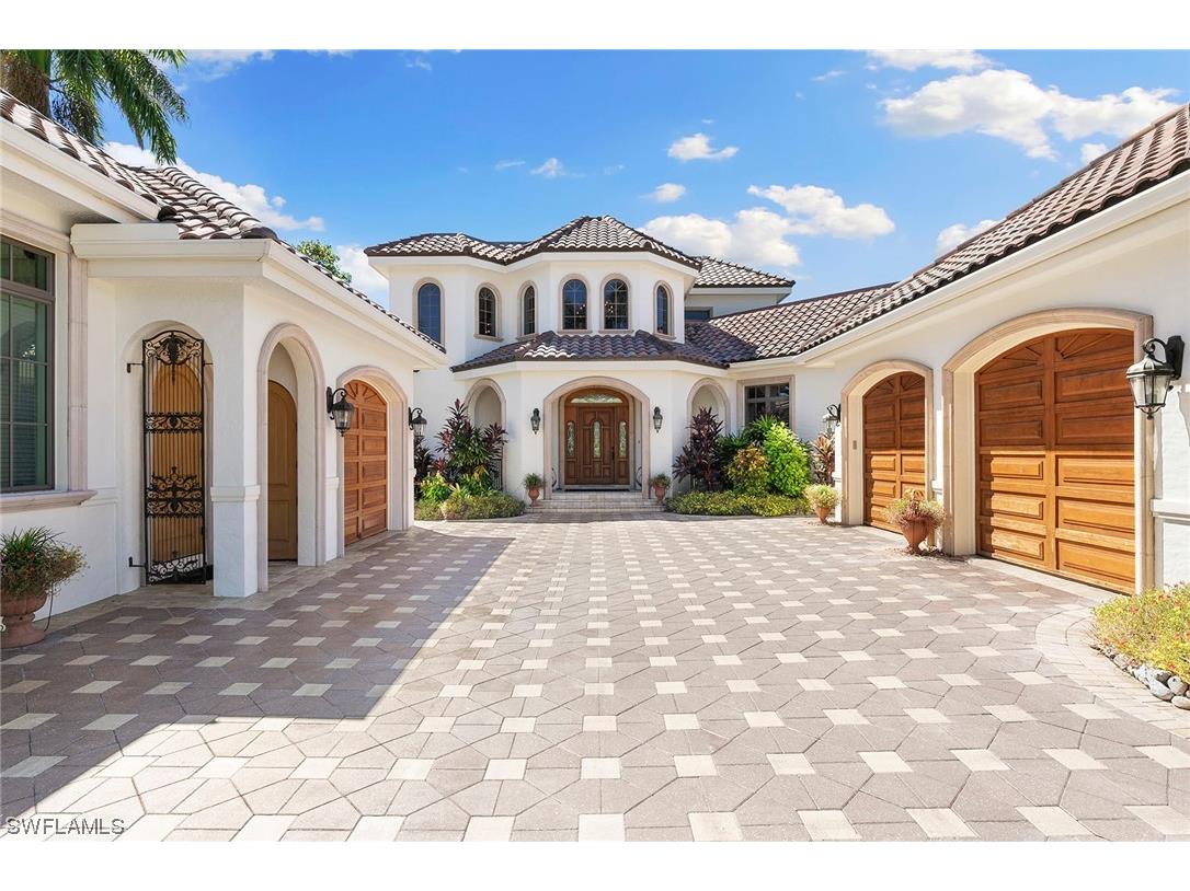 605 Palm Circle E Naples FL 34102 223078418 image1